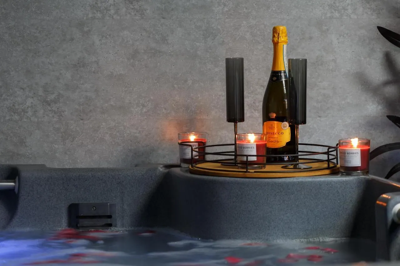 Riverside Studio With Jacuzzi! Sheffield 0*,  United Kingdom