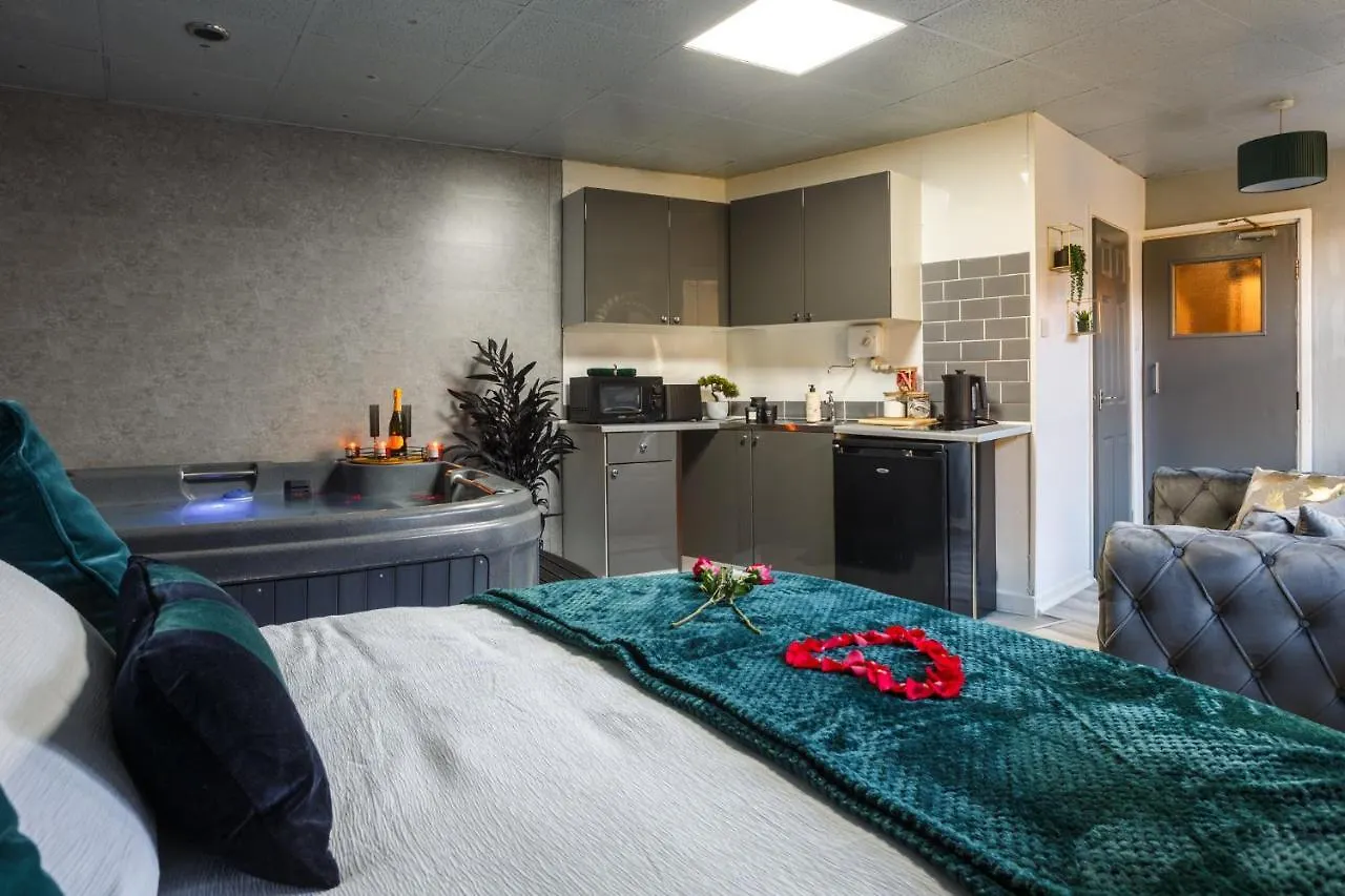 Riverside Studio With Jacuzzi! Sheffield Apartment